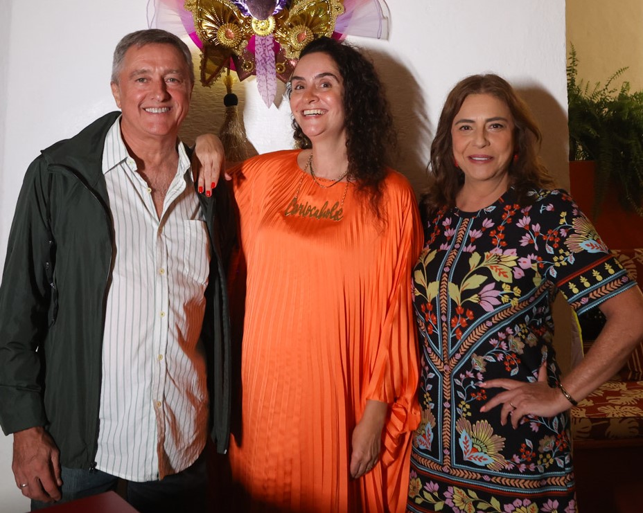 Estilista Alessa leva a exuberância das roupas para esculturas