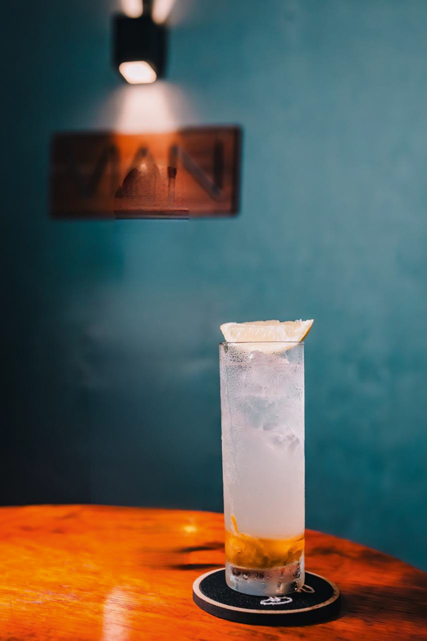 Para seu caju amigo clarificado, Frederico Vian, do Vian, em Botafogo, usa especiarias como cumaru, puxuri e canela: a fruta s&oacute; aparece em compota no fundo do copo longo