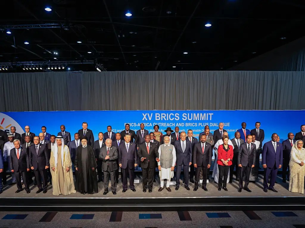 Presidente da República, Luiz Inácio Lula da Silva, e presidentes dos países amigos do BRICS, posam para foto oficial após a reunião do grupo, no Sandton Convention Centre, em Joanesburgo.