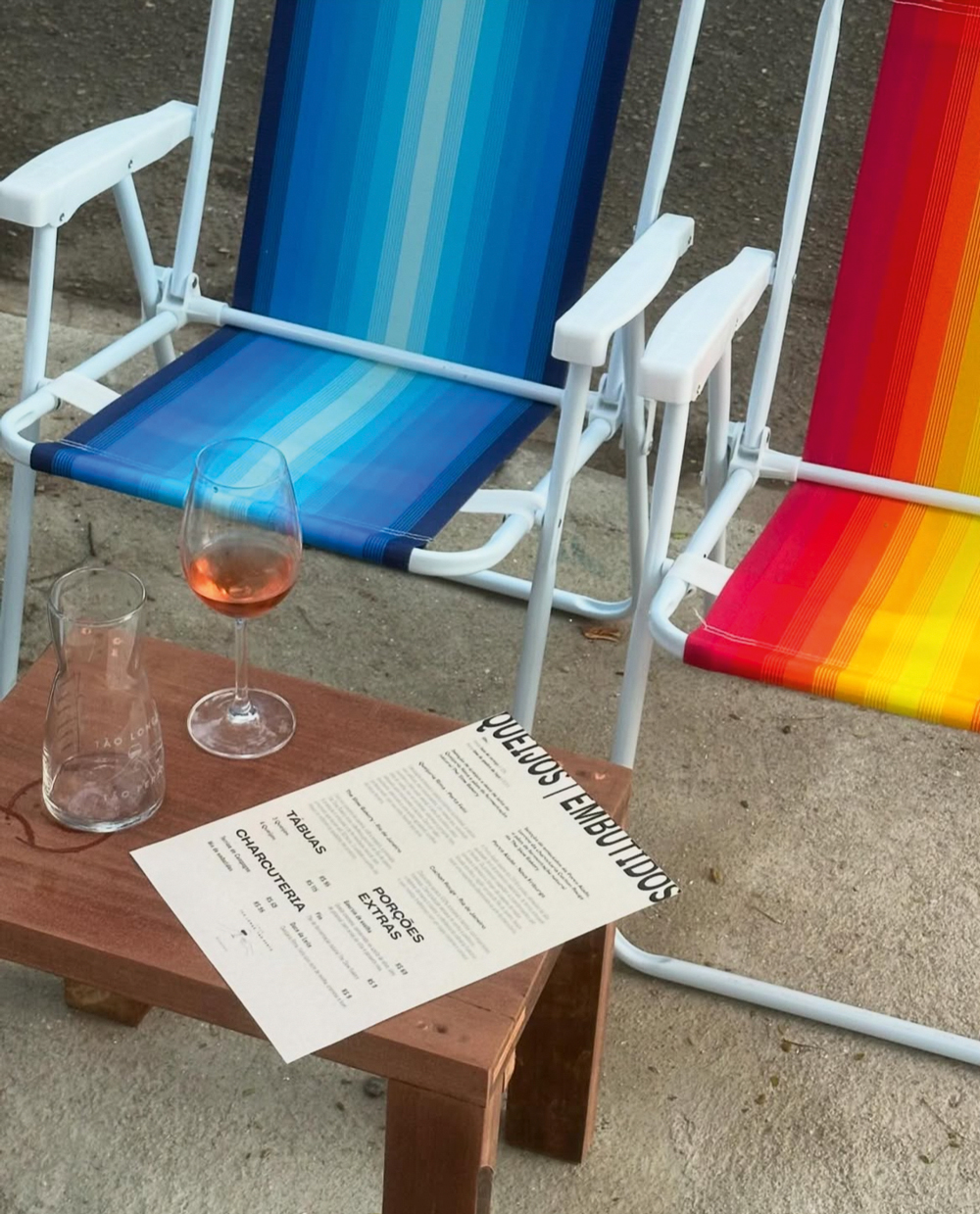 Pequenino e despojado, o T&atilde;o Longe, T&atilde;o Perto (Rua Fernandes Guimar&atilde;es, 93, Botafogo) tem cadeiras de praias ao longo da cal&ccedil;ada e oito torneiras para vinhos brasileiros como o laranja da Dom Dionysius (R$ 25,00, a ta&ccedil;a). Charcutaria e queijos premiados acompanham, assim como as not&aacute;veis conservas marinhas do projeto A.mar.