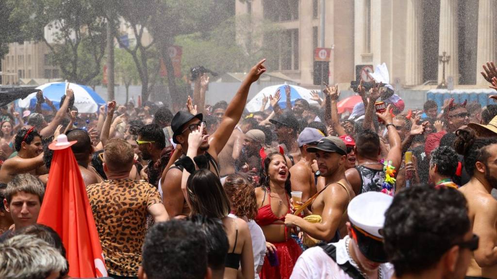 Golpe no Carnaval: foliões relatam furto de celular após falsa briga
