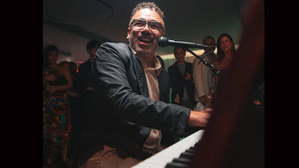 Simoninha abre show tocando em piano que foi do seu pai (Simonal)