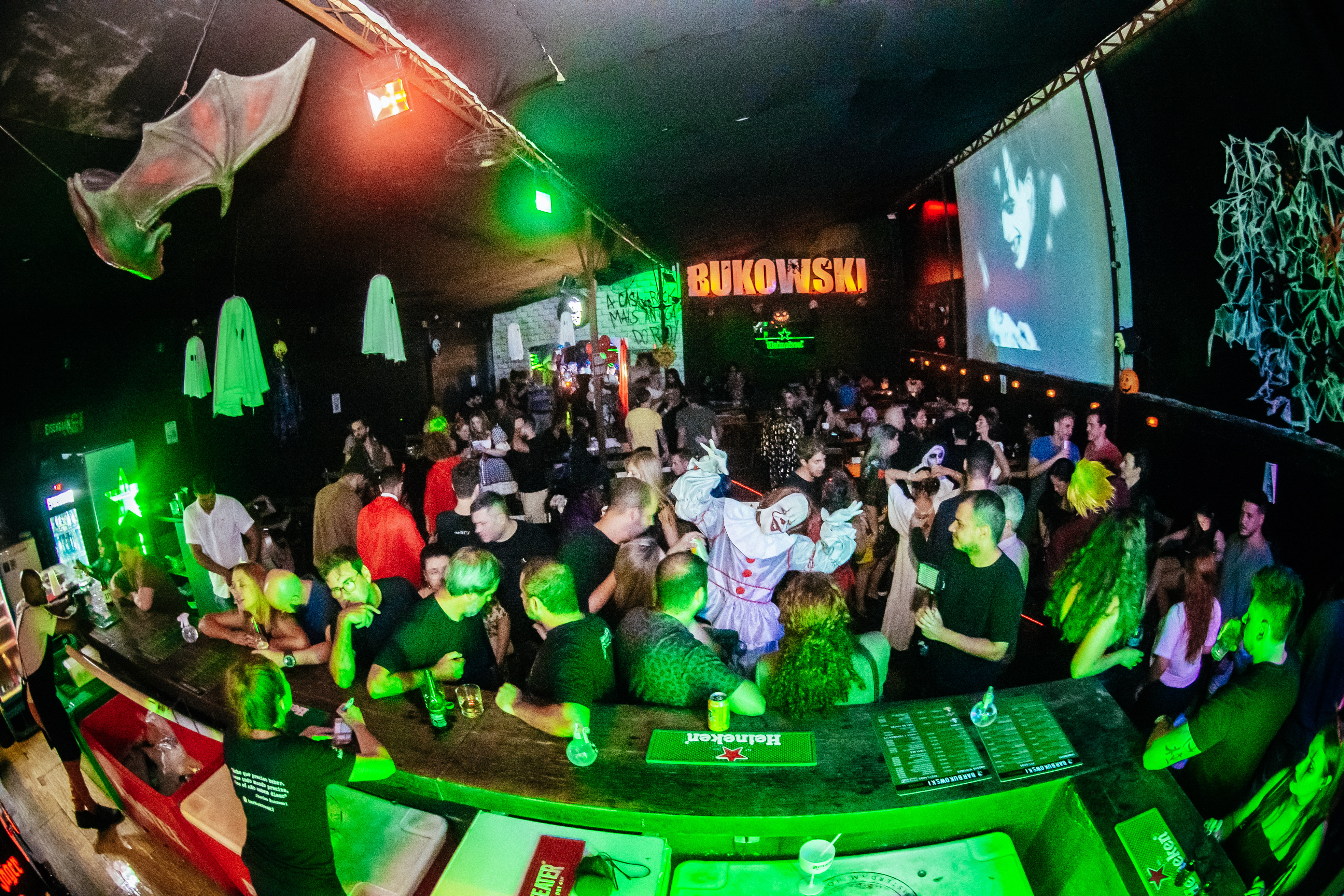 Bukowski: anima&ccedil;&atilde;o em verde e 'vale porre' entre as promo&ccedil;&otilde;es