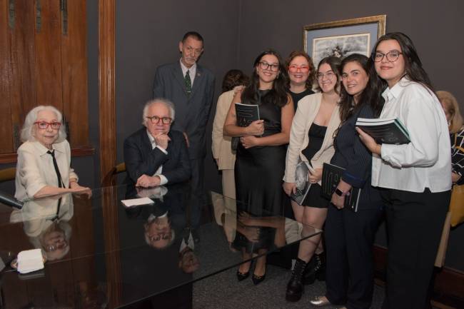 Fernanda Montenegro e Joaquim Falcão com as meninas Perlingeiro