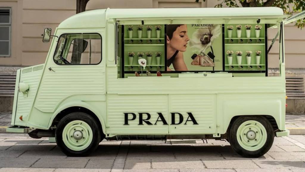 Prada vai distribuir buquês de flores em praças na Urca, Ipanema e Leblon