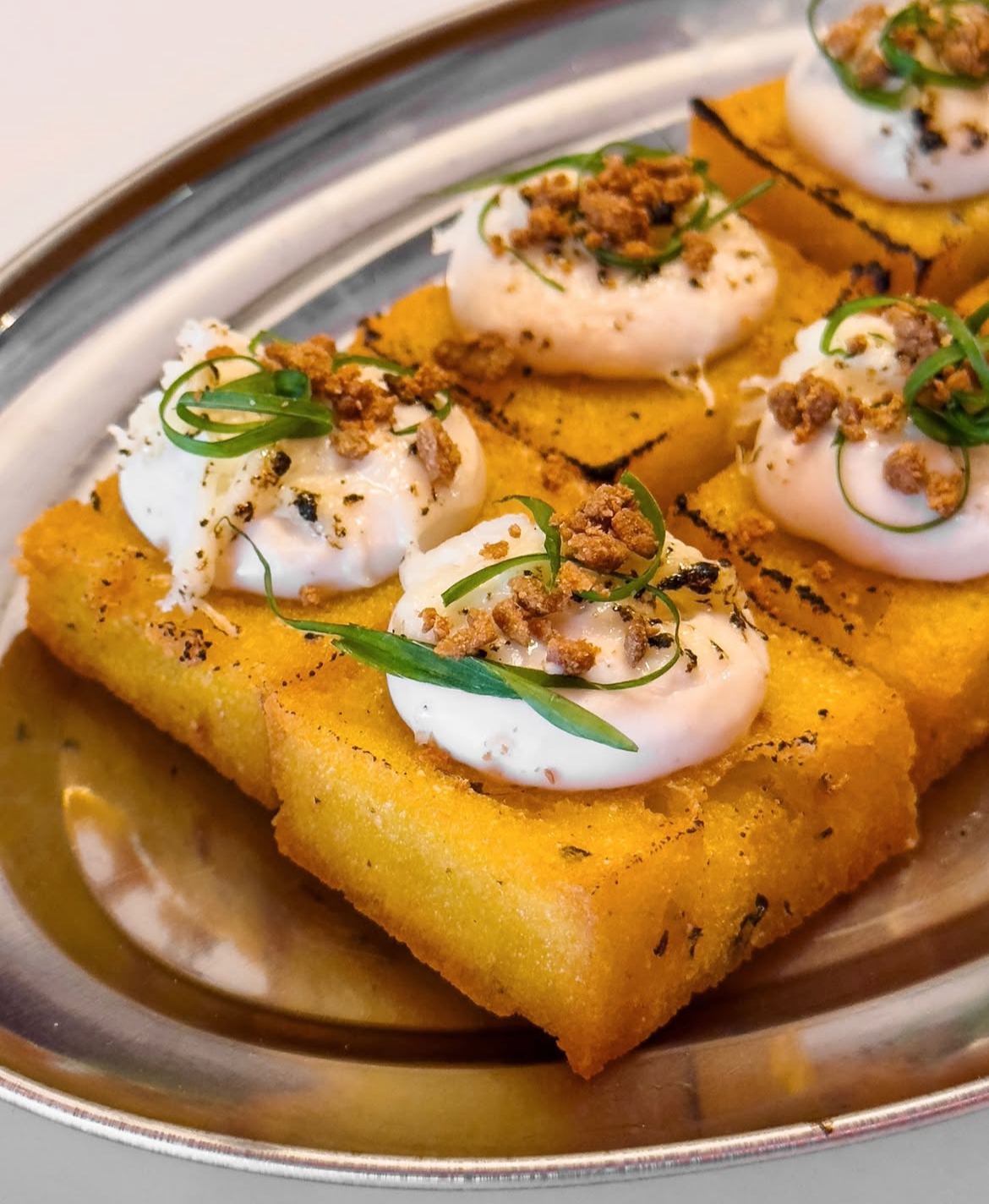 Tititi: petisco de polenta frita com creme de queijo no novo bar