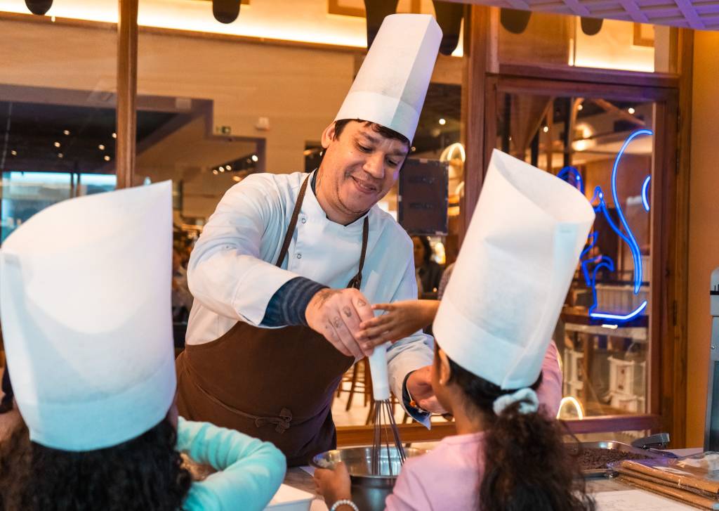 Que delícia! As oficinas de ovos de Páscoa para empolgar a criançada