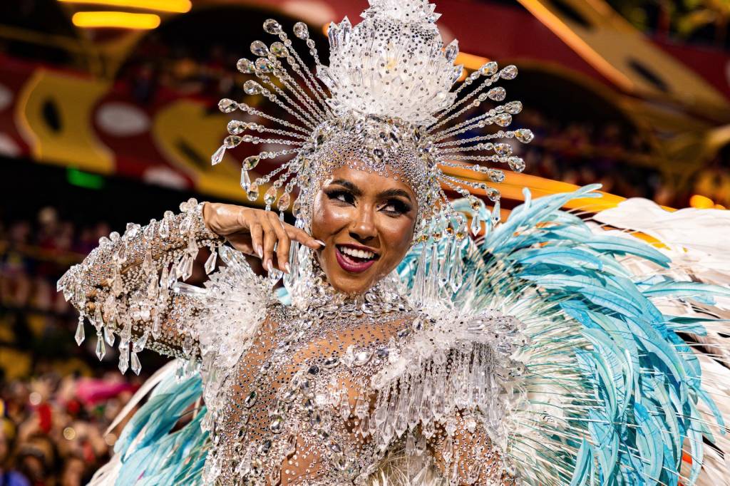 Rainha de bateria leva o samba para a Europa em turnê de workshops