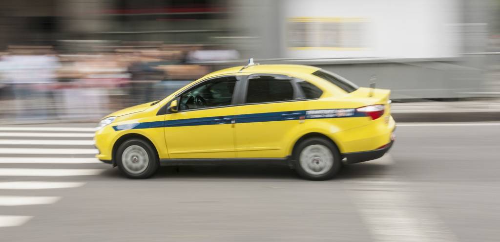 Vídeo: passageiro filma taxímetro ‘saltar’ de preço durante corrida no Rio