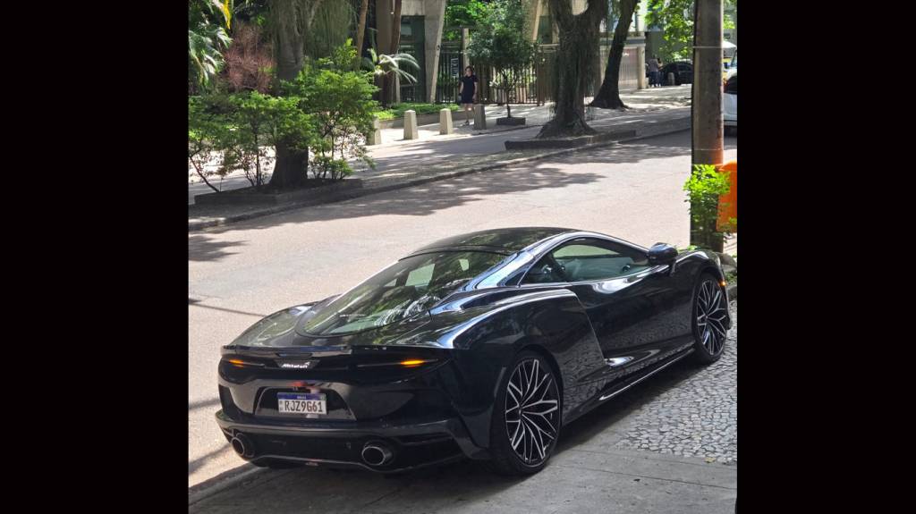 “Vale tudo”: McLaren estacionado na calçada enquanto dono treina