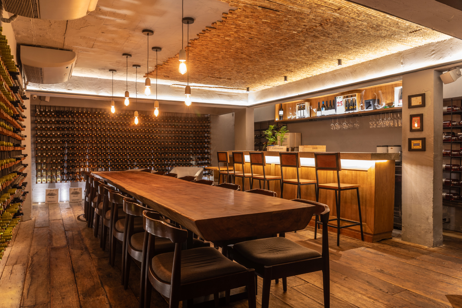 Mercearia da Pra&ccedil;a: casa tem charmosa adega subterr&acirc;nea para jantares especiais