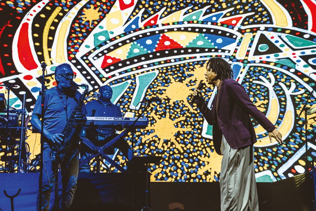 Ícone pop onipresente em festivais, Djavan é homenageado em musical