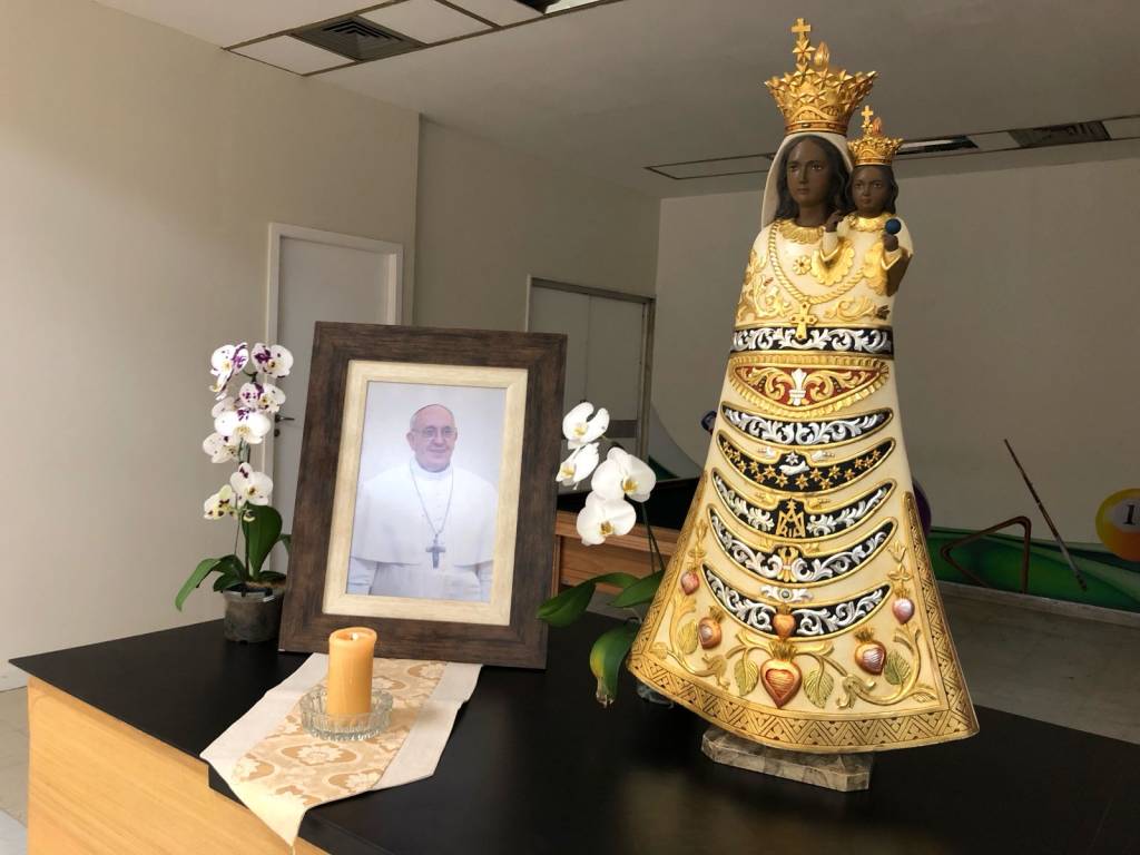 Hospital na Tijuca faz exposição com itens doados pelo papa Francisco