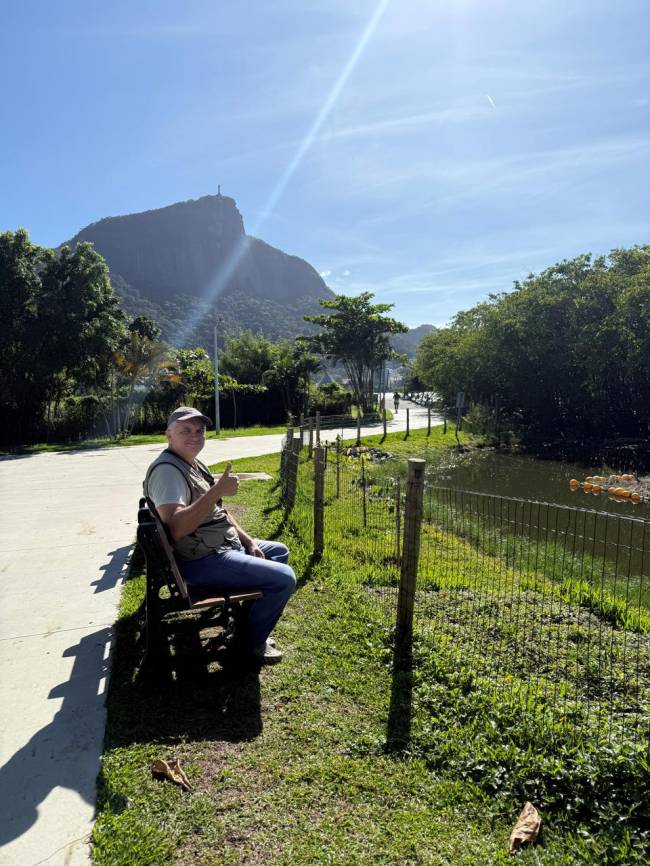 Mario Moscatelli testando os bancos doados