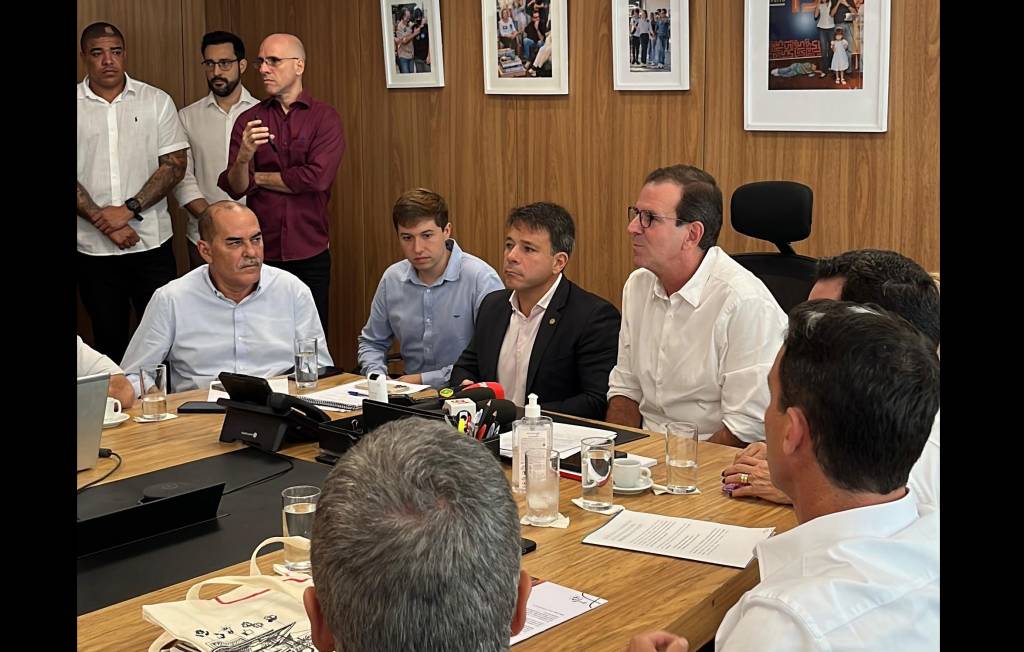 Alguém tinha dúvida de que Paes flexibilizaria decreto da orla? 