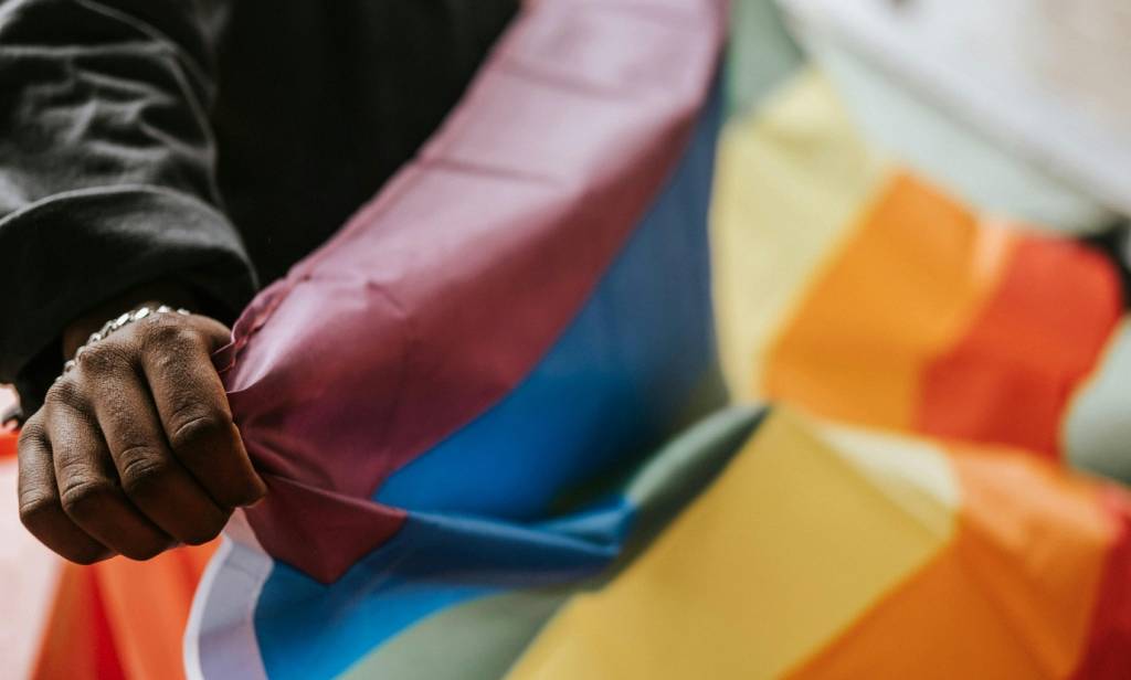 Vídeo emociona mostrando significado da bandeira do arco-íris