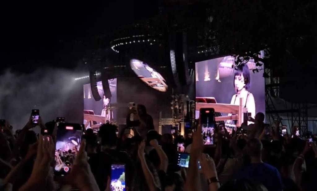 Veja vídeos! Depois de muita espera Lady Gaga aparece para ensaio