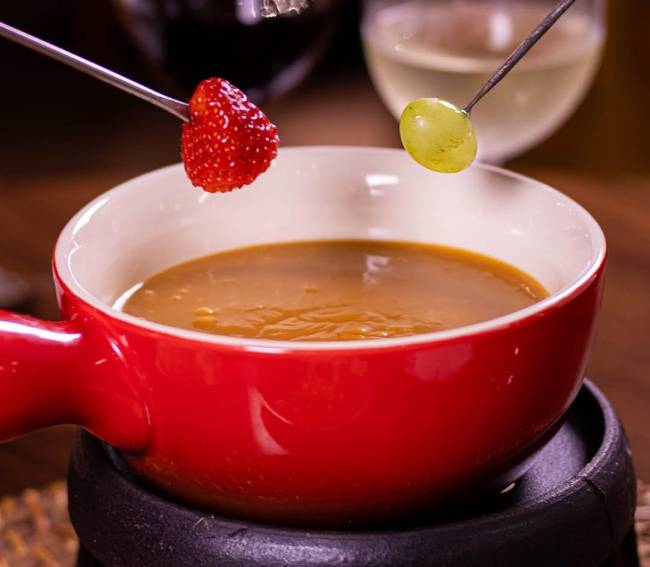 Julieta de Serpa: fondue de doce de leite, acompanhado de queijo de minas e frutas