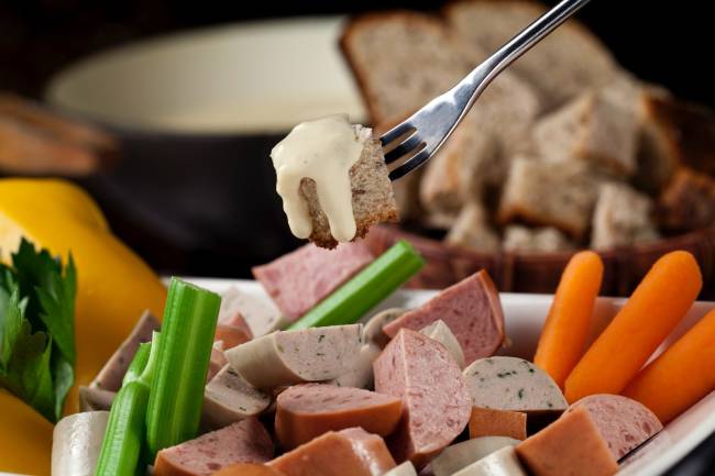 Hansl: fondue com batata rösti à vontade, vai do filé-mignon ao de frutos do mar.