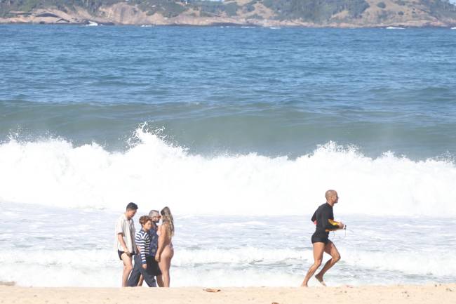 Vários vestidos e uma de biquíni