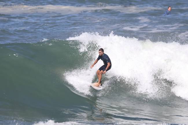 O mar está bom para o surfista