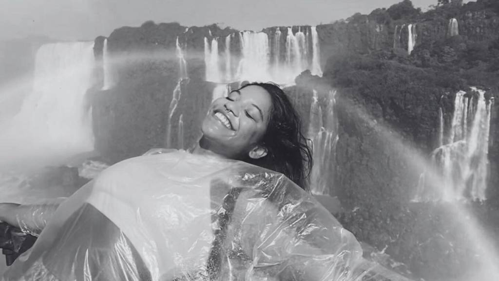 Corpo de Juliana Marins é retirado de vulcão na Indonésia