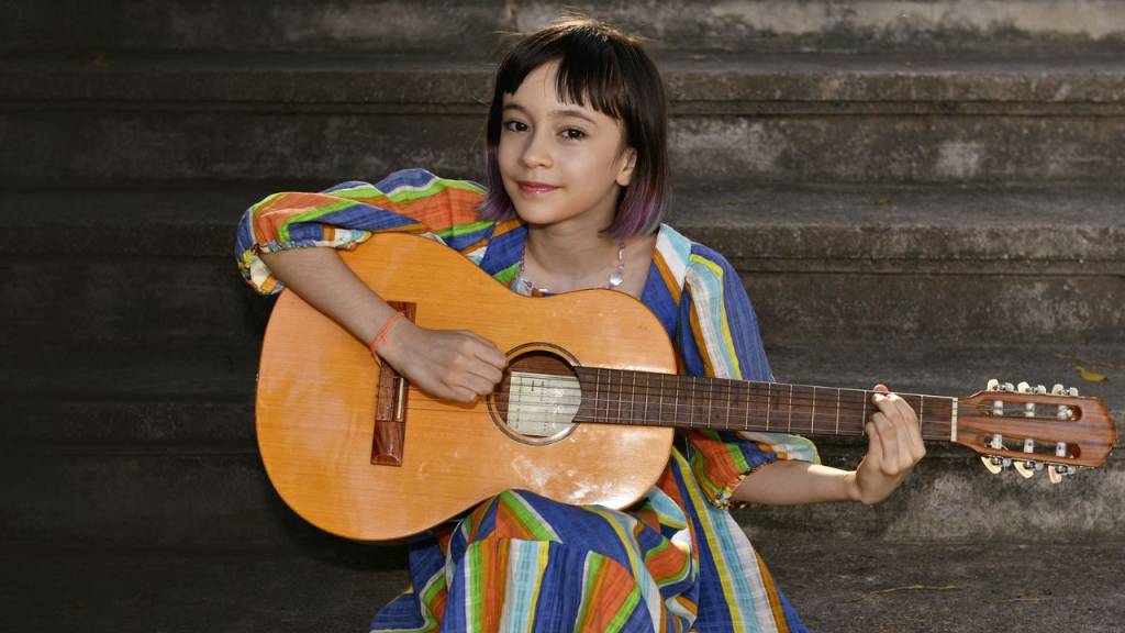 Aos 9 anos, Sofia Gilberto se arrisca na batida sincopada da bossa nova