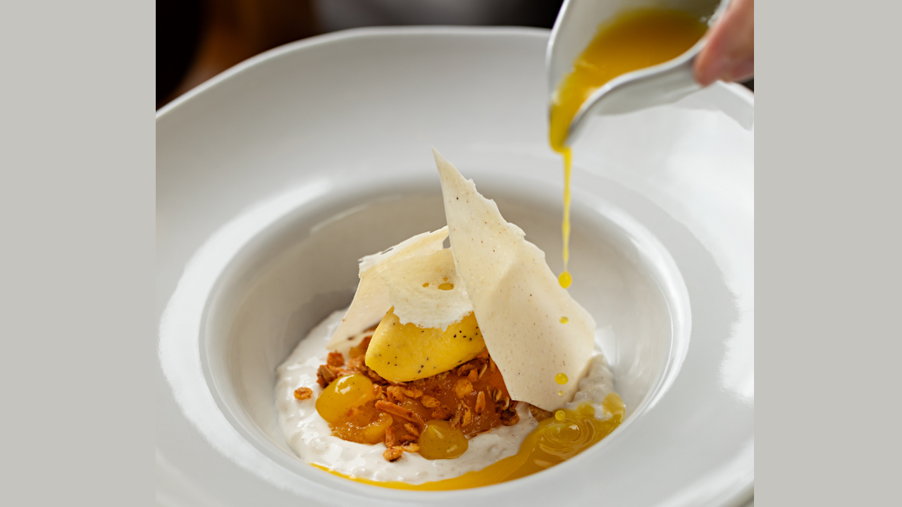 Haru Ichiban: a inari combina arroz doce, creme de coco e frutas amarelas em compota, sorbet e gel com shisô.