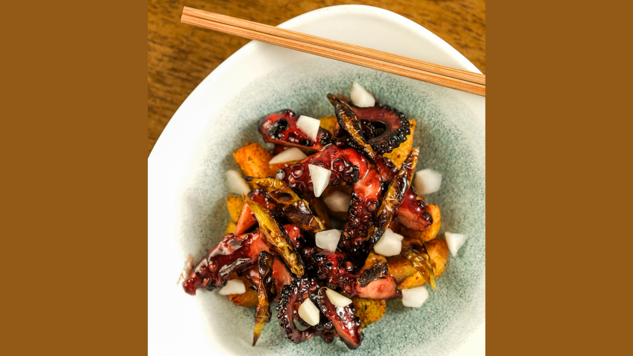 Spicy Fish: o polvo agridoce vem grelhado na brasa e envolvido por molho agridoce à base de caldo de polvo, servido em cima de uma porção de batata frita com togarashi.