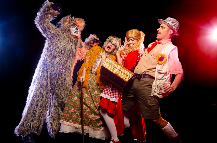 Nova roupagem do clássico Chapeuzinho Vermelho faz sucesso em Copacabana