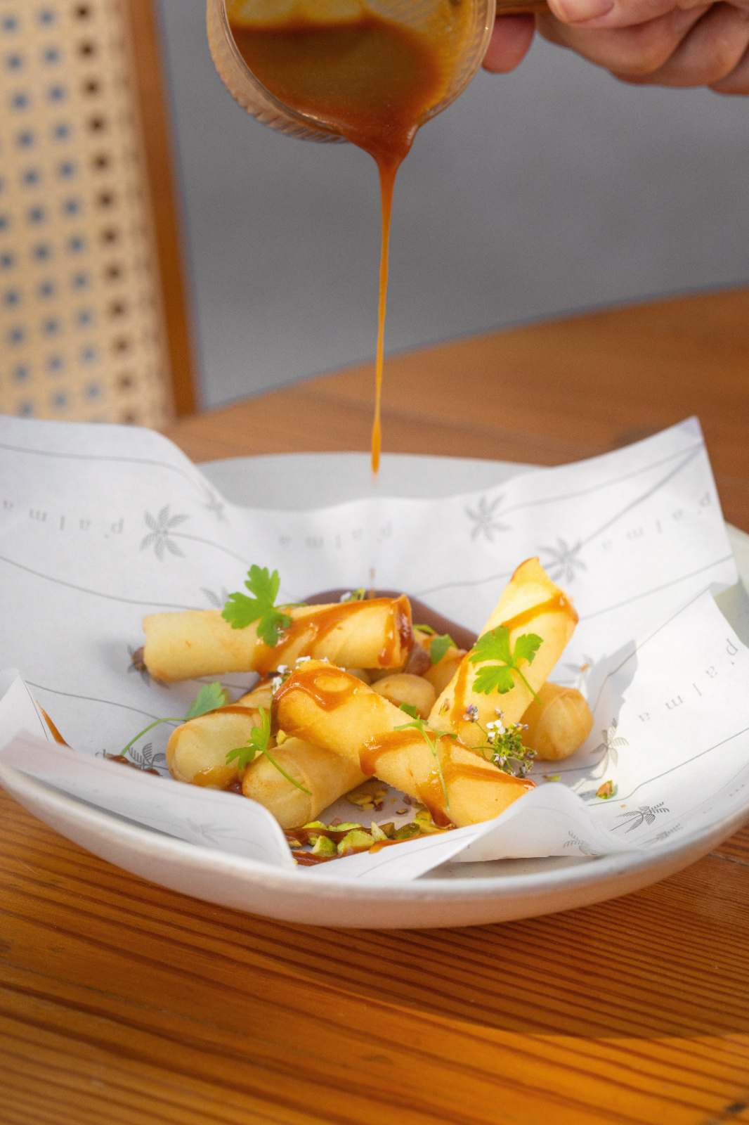 P'alma: rolinho crocante com queijo feta e pistache