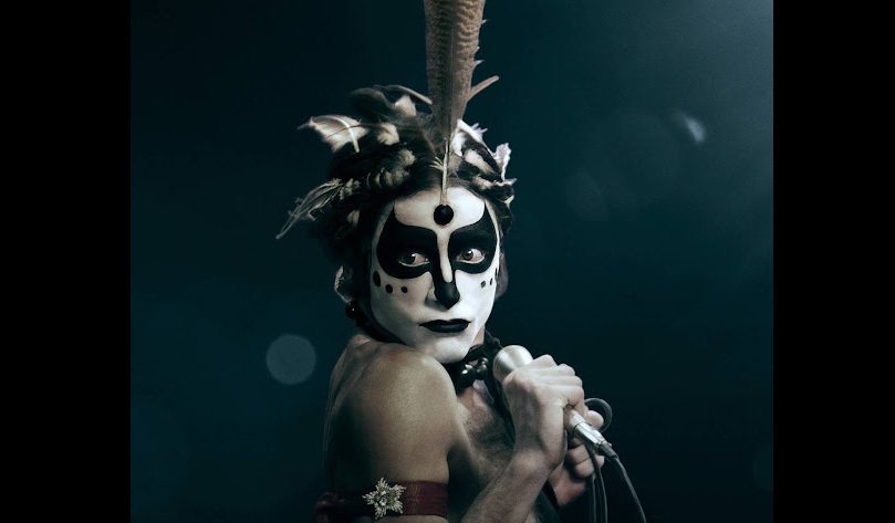 Ney Matogrosso “nota” aluno caracterizado como ele em festa junina