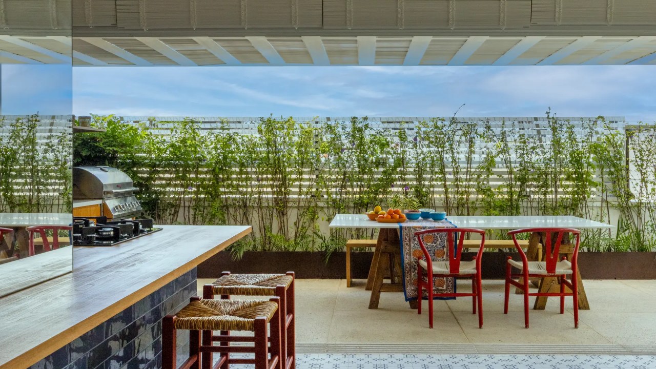 Terraço de 100 m² em cobertura carioca ganha paisagismo tropical