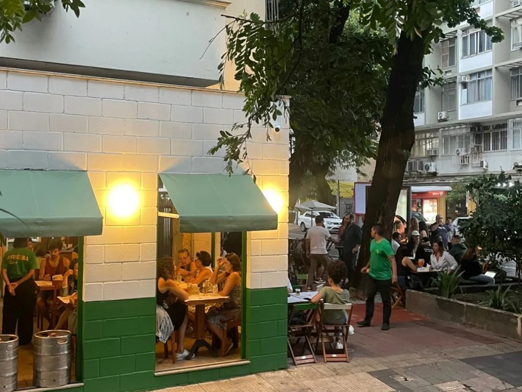 Prefeitura cassa alvará e fecha bar Jurubeba, de Elia Schramm, em Botafogo