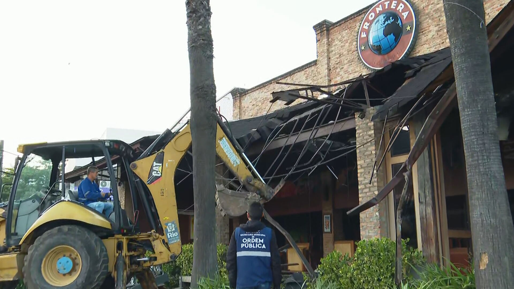 Famoso restaurante é demolido na Barra após anos de irregularidades