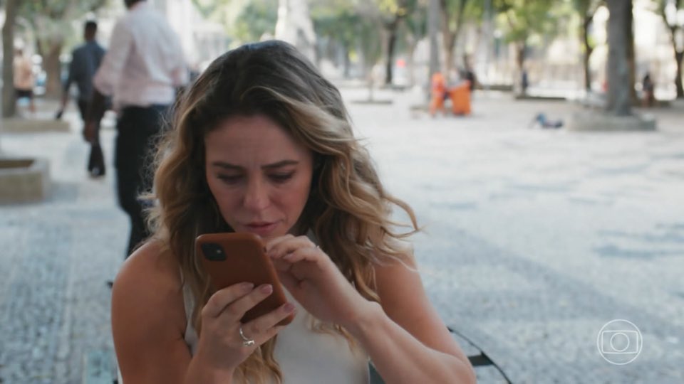 Celular de Heleninha intacto no Centro: zoação com Paes
