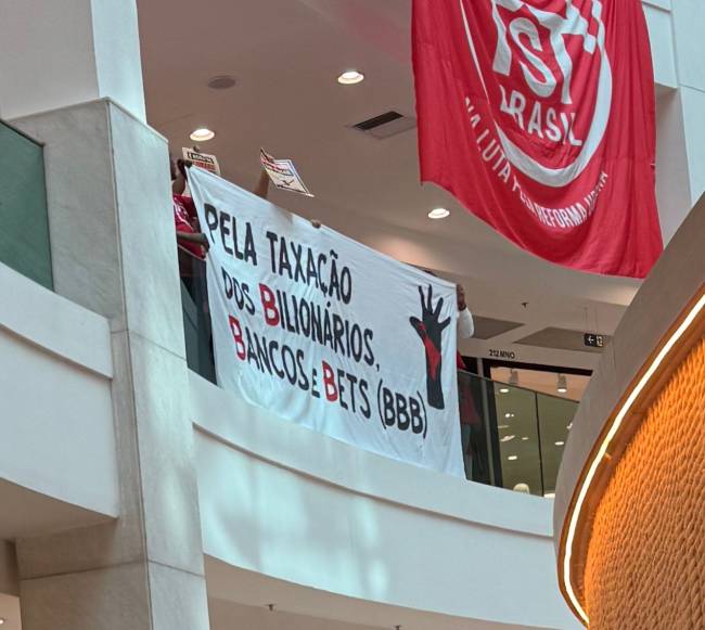 Também entraram dentro do shopping