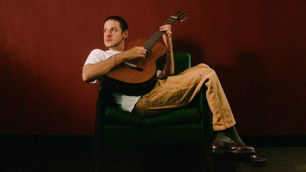 Voz e violão: Rubel encerra a temporada de seu novo show no Teatro Prio