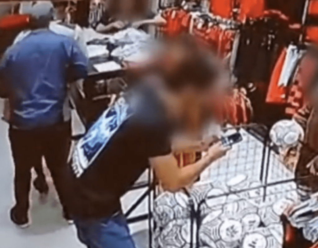 Passou dos limites! Homem assalta a mão armada dentro de loja em Ipanema