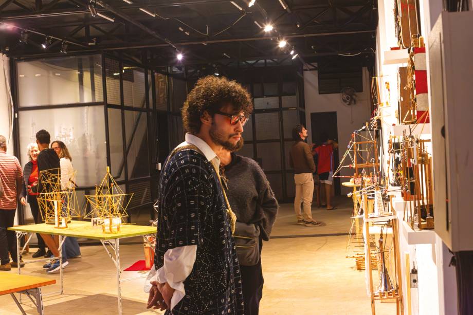 Tropigalpão: Imóvel de quatro andares e fachada de vidro abriga café com videoarte, exposições e residência