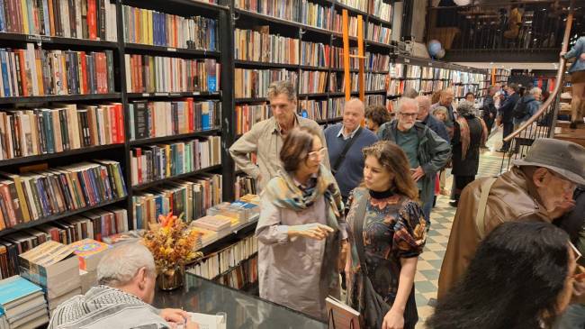 Fila para os autógrafos