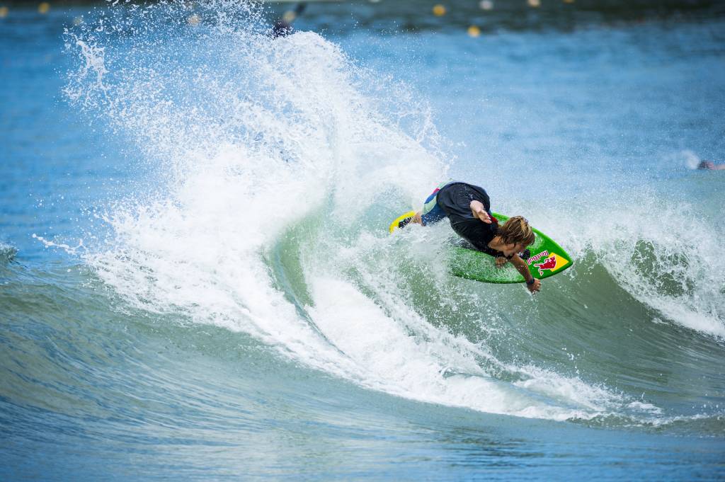 Na crista do pentacampeão mundial de skimboard