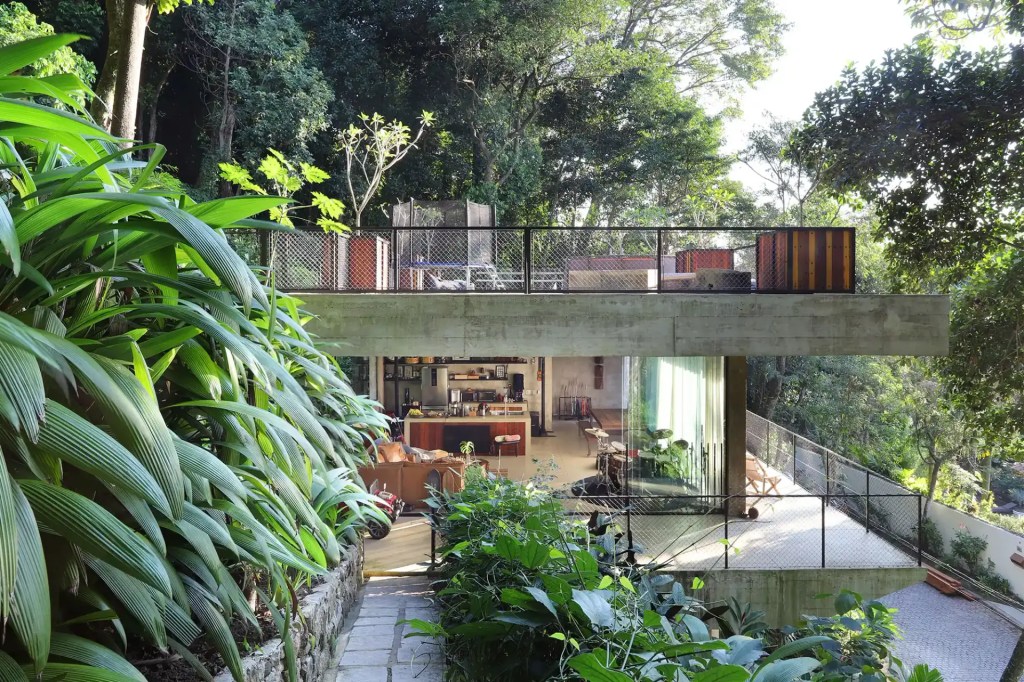 Conheça a casa cercada de verde do ator e músico Dudu Azevedo