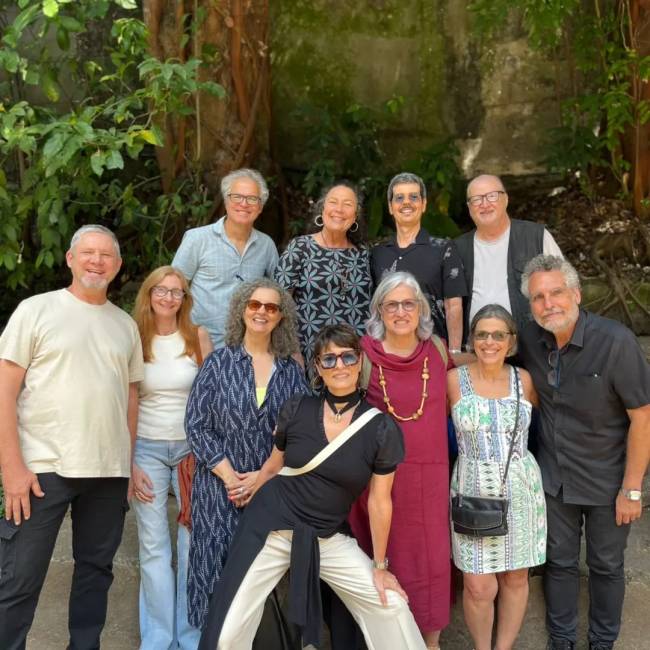 A turma de ex-alunos: na fila de cima, da esquerda para a direita, Marcello Barreto de Araújo, Renata de Menezes, Felipe Abreu, Luiz Eduardo Vaz; embaixo, Otto Lazoski, Bebeth Lissovsky (filha da Dona Rachel), Beatriz Muniz Freire, Fernanda Abreu, Louise Schilkowsky, Solange Grangeia e Marco Antônio Gonçalves