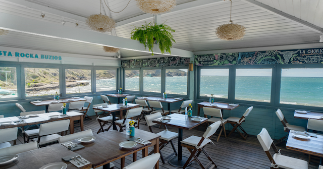 Ambiente do Rocka, na Praia Brava, em Búzios
