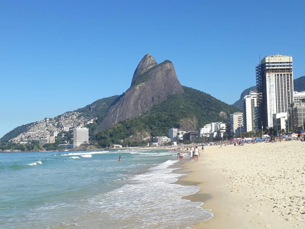 Leblon: limpeza na praia com o projeto Arte de aMAR