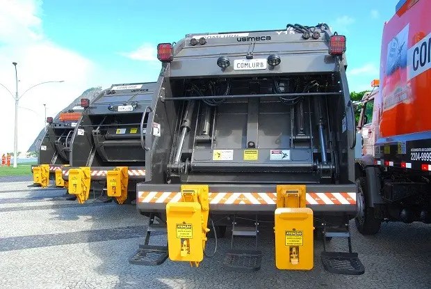 Funcionários da Comlurb paralisam coleta de lixo e causam transtorno