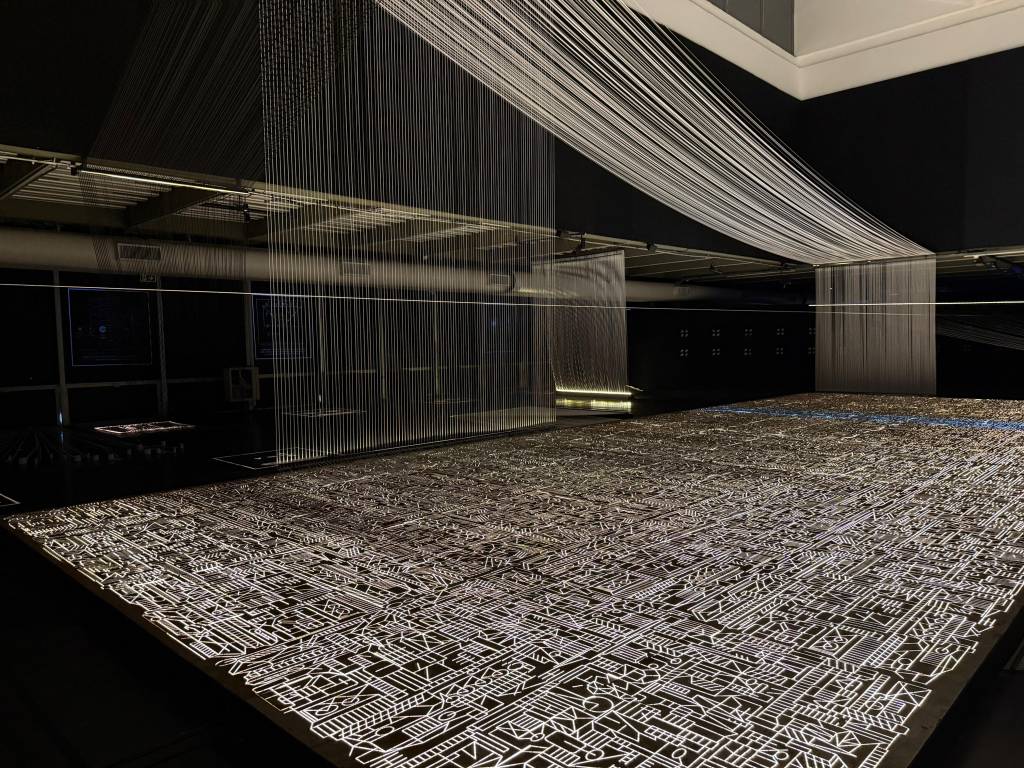 Instalação luminosa de Bia Lessa cria efeitos visuais inéditos no MAM