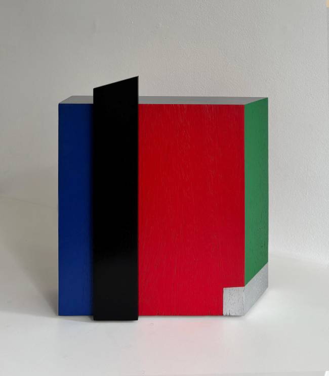 Eduardo Sued: artista que completou cem anos em 2025 exibe escultura com tinta automotiva sobre madeira