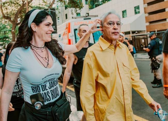 Paula Lavigne e Caetano saindo do hotel em direção ao trio